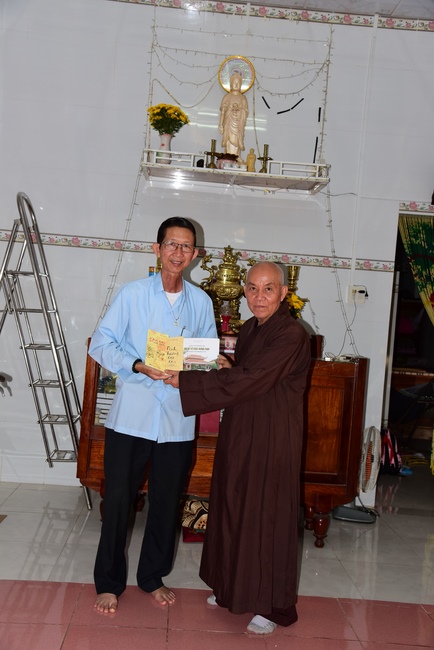 Praying peacefulness and releasing creatures in Can Tho