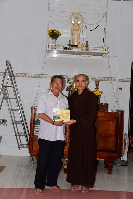 Praying peacefulness and releasing creatures in Can Tho