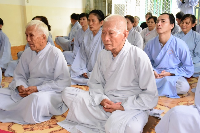 Praying peacefulness and releasing creatures in Can Tho