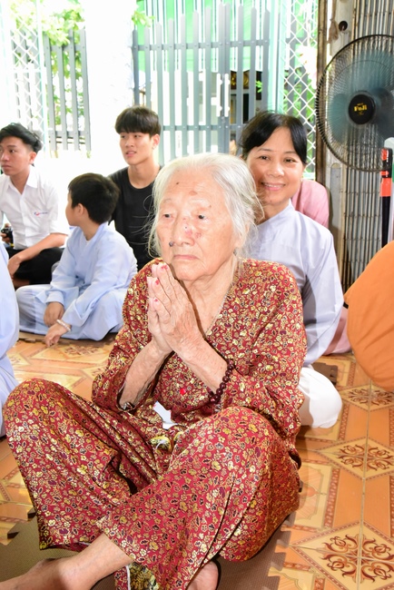 Praying peacefulness and releasing creatures in Can Tho