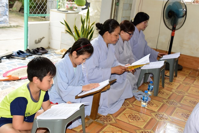 Praying peacefulness and releasing creatures in Can Tho