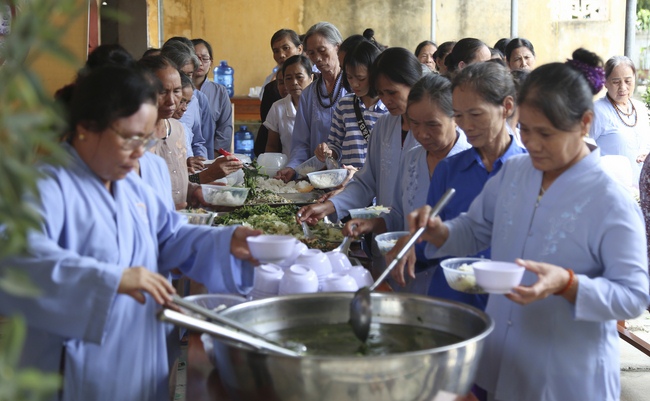 One-day Reciting the Buddha's name at Dong Cao Pagoda