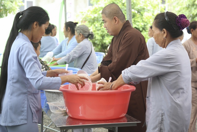 One-day Reciting the Buddha's name at Dong Cao Pagoda
