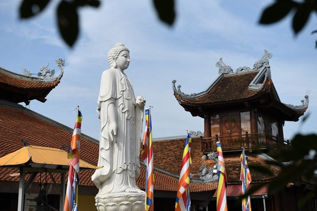 The Buddhist Rite chanting Ksihitigarbha and the lighting night of candles and lanterns  at Hoa Phuc Pagoda – Hanoi