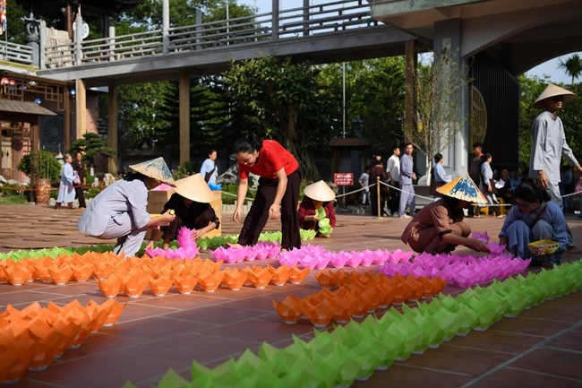 The Buddhist Rite chanting Ksihitigarbha and the lighting night of candles and lanterns  at Hoa Phuc Pagoda – Hanoi