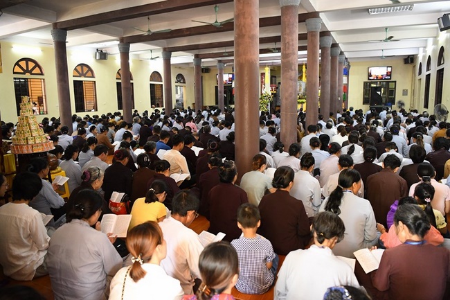 The Buddhist Rite chanting Ksihitigarbha and the lighting night of candles and lanterns  at Hoa Phuc Pagoda – Hanoi