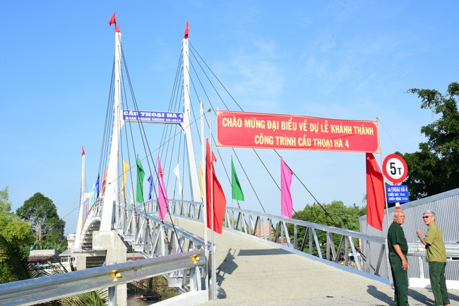 Attending the inauguration Ceremony of bridge Thoai Ha 4 in An Giang