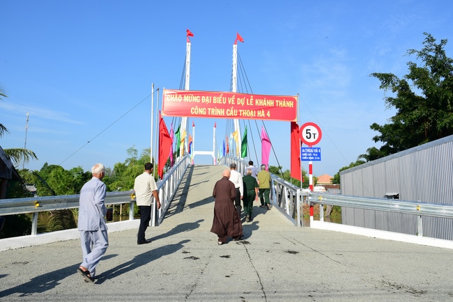 Attending the inauguration Ceremony of bridge Thoai Ha 4 in An Giang