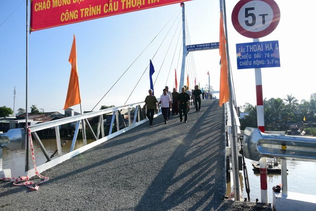 Attending the inauguration Ceremony of bridge Thoai Ha 4 in An Giang