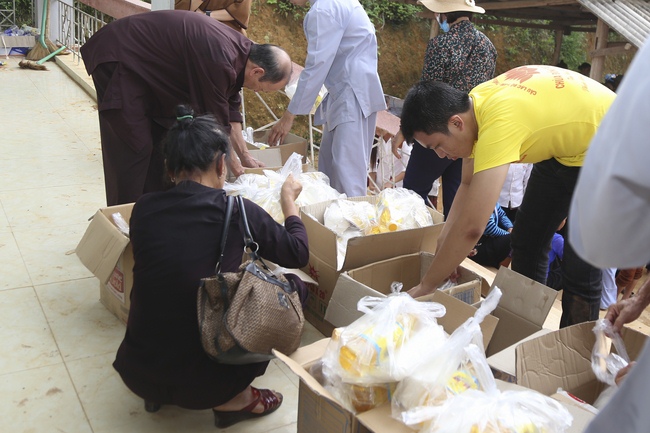 Giving charity gifts of Dong Cao Pagoda