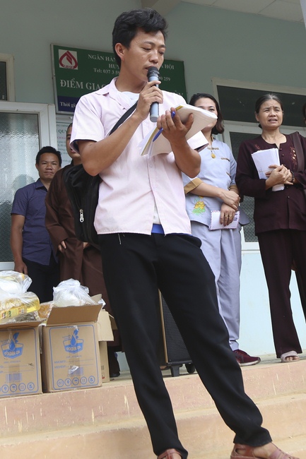 Giving charity gifts of Dong Cao Pagoda