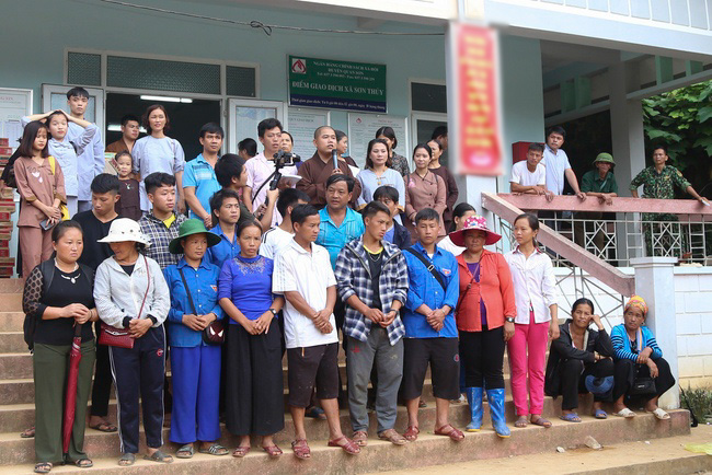 Giving charity gifts of Dong Cao Pagoda