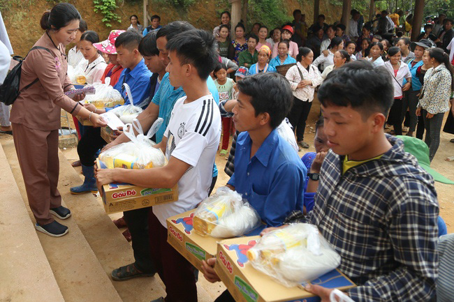 Giving charity gifts of Dong Cao Pagoda