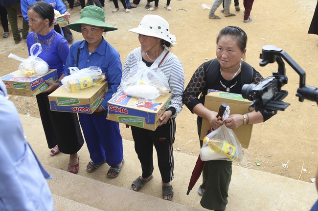 Giving charity gifts of Dong Cao Pagoda