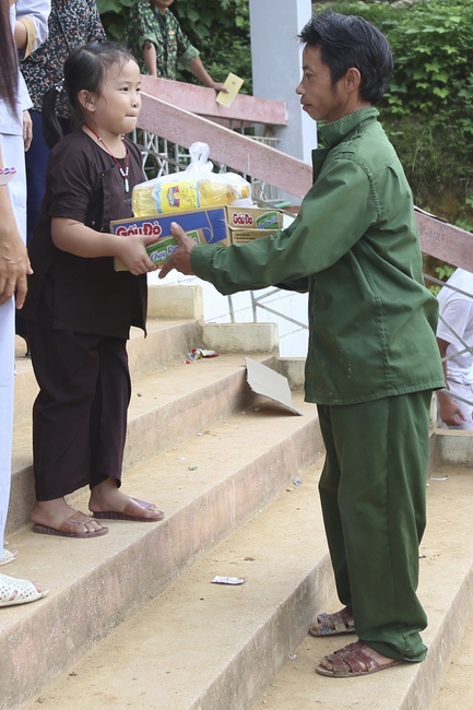 Giving charity gifts of Dong Cao Pagoda