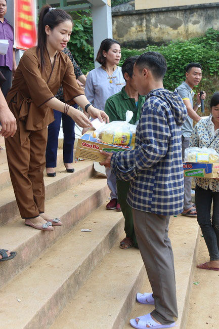 Giving charity gifts of Dong Cao Pagoda