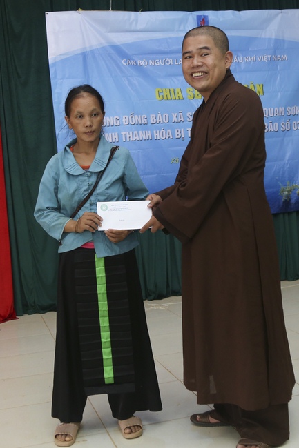 Giving charity gifts of Dong Cao Pagoda