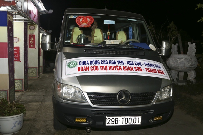 Giving charity gifts of Dong Cao Pagoda