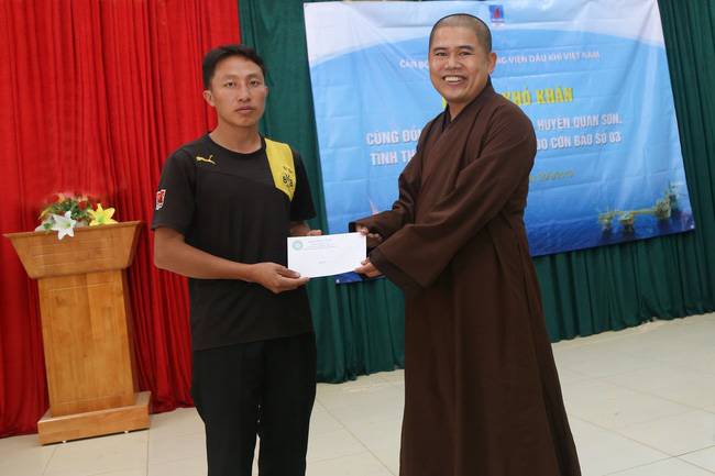 Giving charity gifts of Dong Cao Pagoda