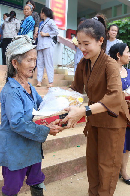 Giving charity gifts of Dong Cao Pagoda