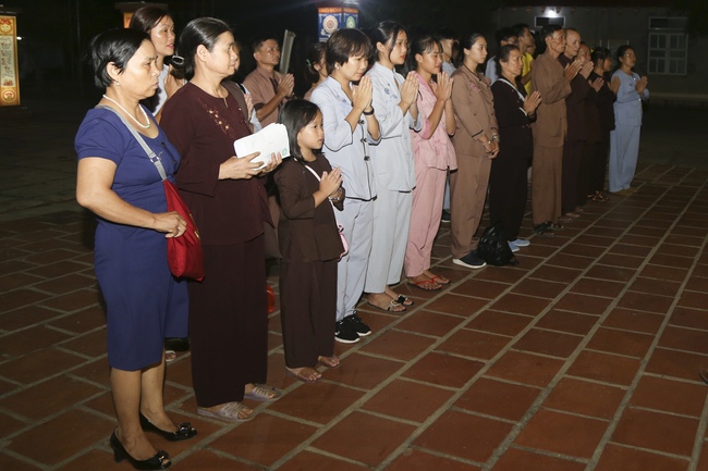 Giving charity gifts of Dong Cao Pagoda