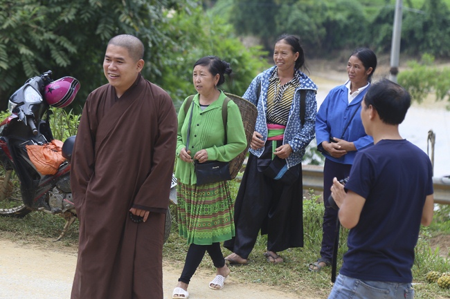 Giving charity gifts of Dong Cao Pagoda