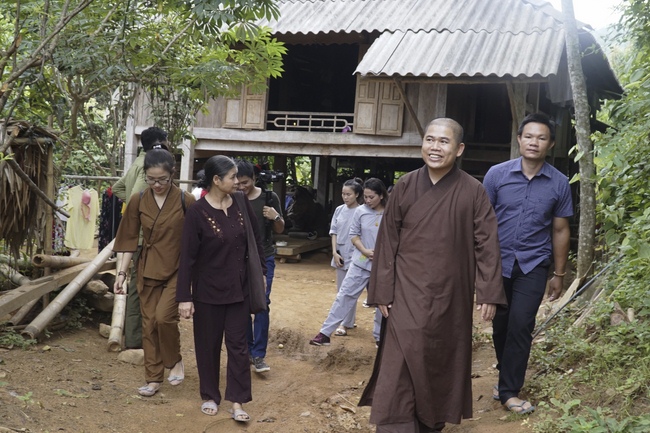 Giving charity gifts of Dong Cao Pagoda