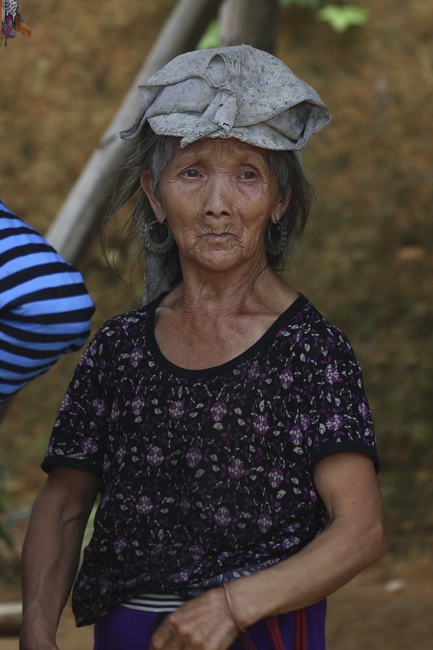 Giving charity gifts of Dong Cao Pagoda