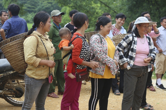 Giving charity gifts of Dong Cao Pagoda