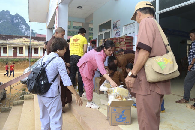 Giving charity gifts of Dong Cao Pagoda
