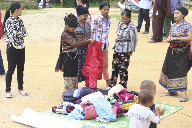 Giving charity gifts of Dong Cao Pagoda