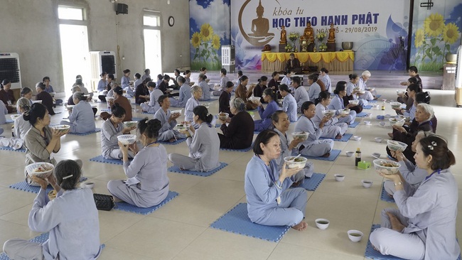 The 8th retreat “Learning the Practice as the Buddha Teachings” at Dong Cao Pagoda