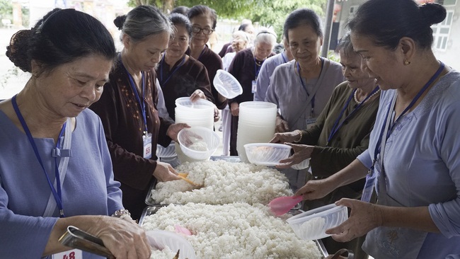 The 8th retreat “Learning the Practice as the Buddha Teachings” at Dong Cao Pagoda