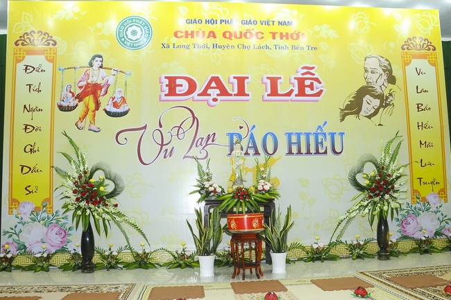 The night Lighting up the Candles of Gratitude on the Filial Piety Season at Quoc Thoi Pagoda.