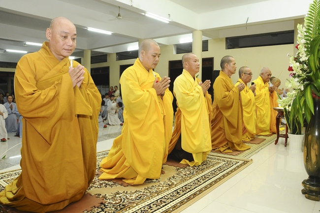 The night Lighting up the Candles of Gratitude on the Filial Piety Season at Quoc Thoi Pagoda.