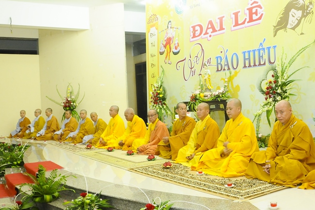 The night Lighting up the Candles of Gratitude on the Filial Piety Season at Quoc Thoi Pagoda.
