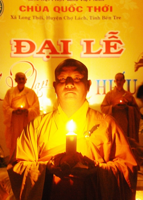 The night Lighting up the Candles of Gratitude on the Filial Piety Season at Quoc Thoi Pagoda.