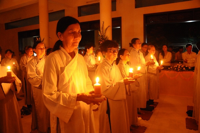 The night Lighting up the Candles of Gratitude on the Filial Piety Season at Quoc Thoi Pagoda.