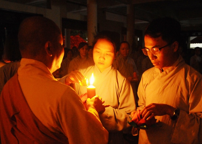 The night Lighting up the Candles of Gratitude on the Filial Piety Season at Quoc Thoi Pagoda.