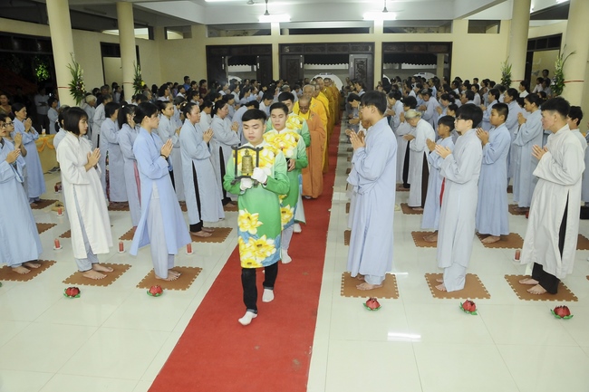 The night Lighting up the Candles of Gratitude on the Filial Piety Season at Quoc Thoi Pagoda.
