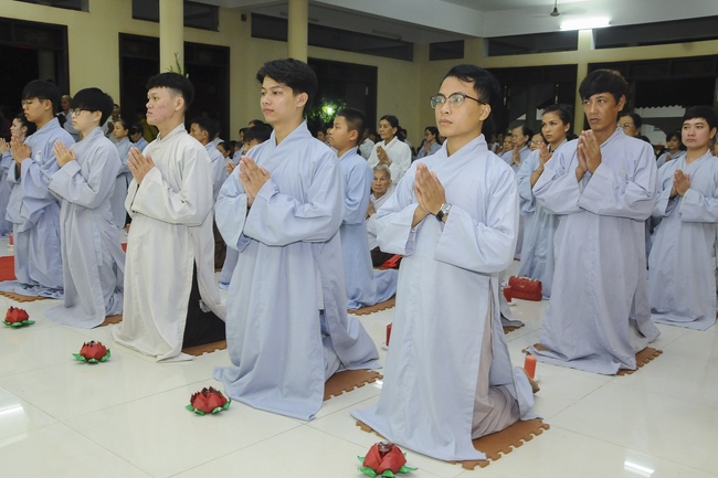 The night Lighting up the Candles of Gratitude on the Filial Piety Season at Quoc Thoi Pagoda.