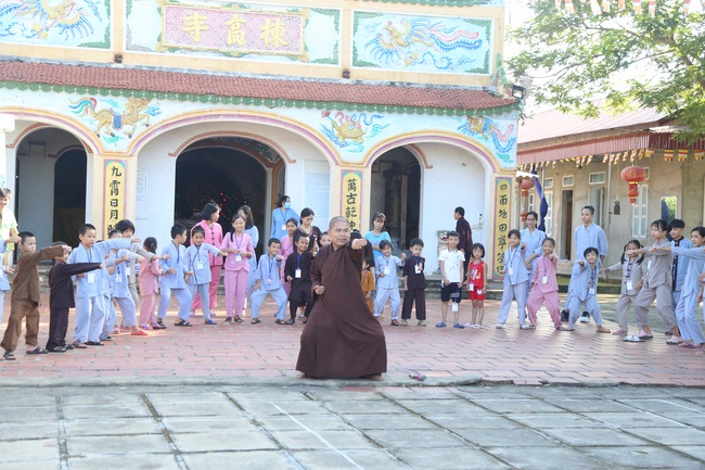 The retreat Sowing seeds lotus at Dong Cao Pagoda