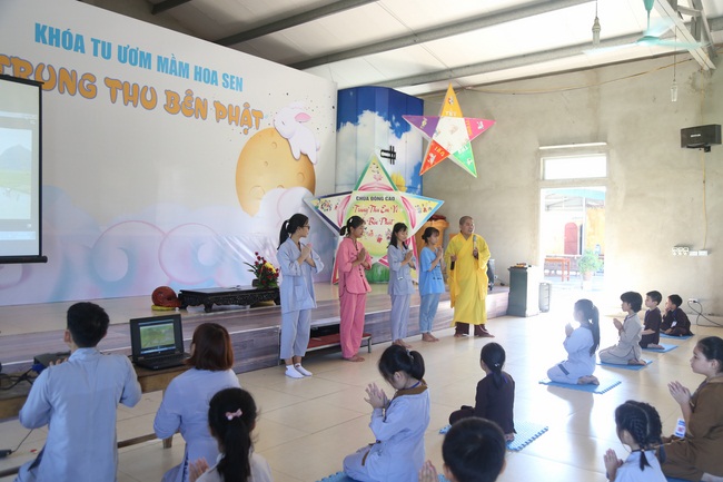 The retreat Sowing seeds lotus at Dong Cao Pagoda