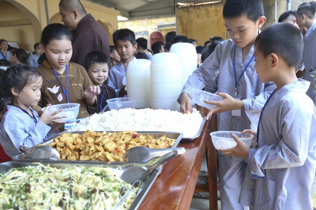 The retreat Sowing seeds lotus at Dong Cao Pagoda