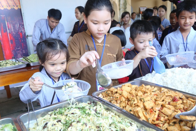 The retreat Sowing seeds lotus at Dong Cao Pagoda