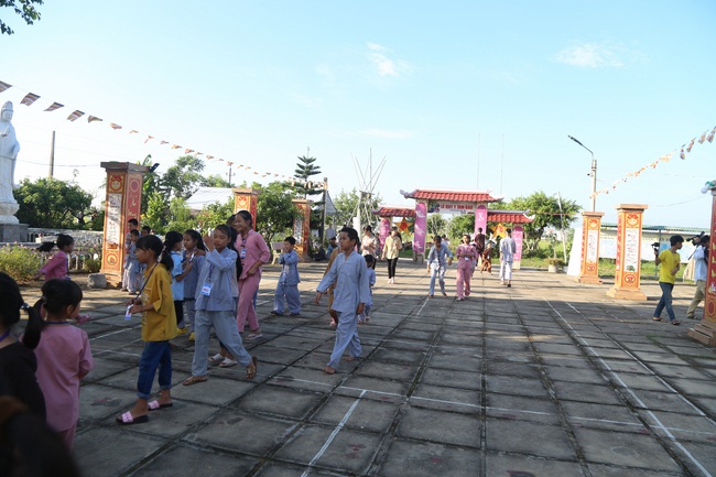 The retreat Sowing seeds lotus at Dong Cao Pagoda