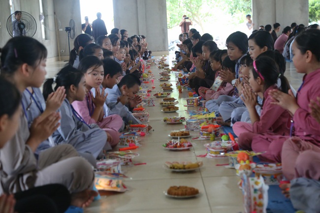 The retreat Sowing seeds lotus at Dong Cao Pagoda