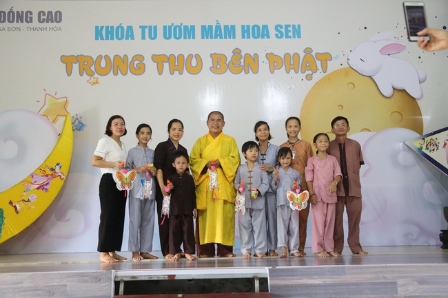 The retreat Sowing seeds lotus at Dong Cao Pagoda