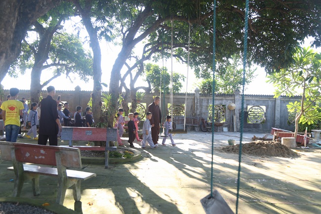 The retreat Sowing seeds lotus at Dong Cao Pagoda