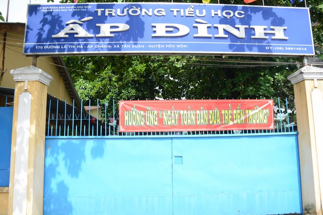 Giving gift portions to pupils on the occasion of Mid-Autumn Festiva